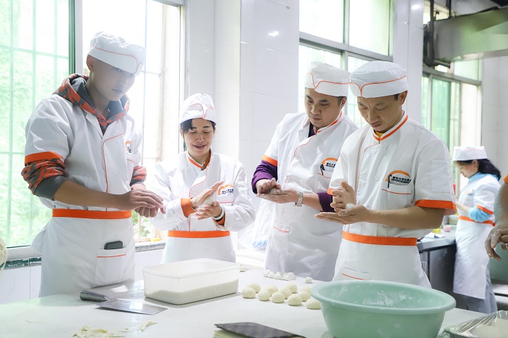 哪家早餐成人香蕉视频学校哪家好？知名成人香蕉视频机构对比